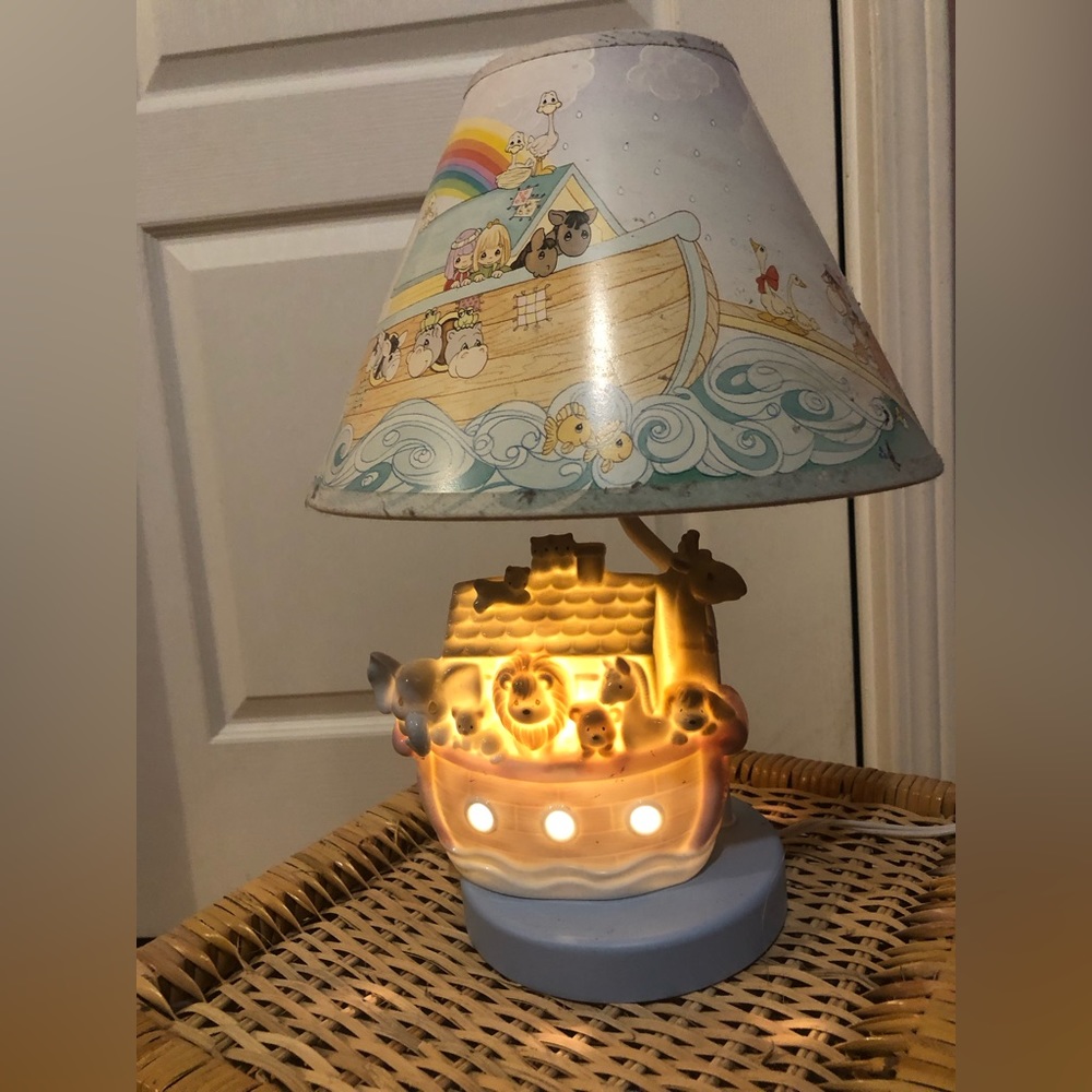 Precious Moment whimsical Noah arc table lamp with shade